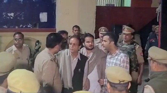 रामपुर जेल से शिफ्ट किए गए बाप-बेटे, आजम खान बोले-एनकाउंटर हो सकता है  रामपुर जेल से शिफ्ट किए गए बाप-बेटे, आजम खान बोले-एनकाउंटर हो सकता है